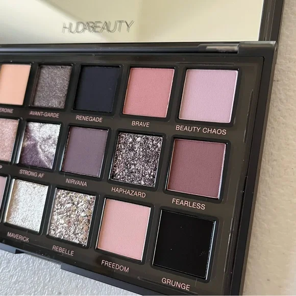 NEW Huda Beauty Pretty Grunge Eyeshadow Palette *New & Unused* - Picture 9 of 14